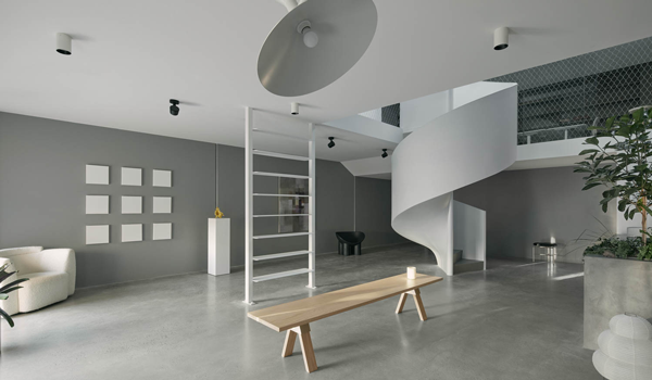 A wooden bench in the center of the gallery