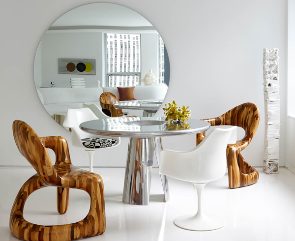 wood chairs alternate with Tulip chairs around a table